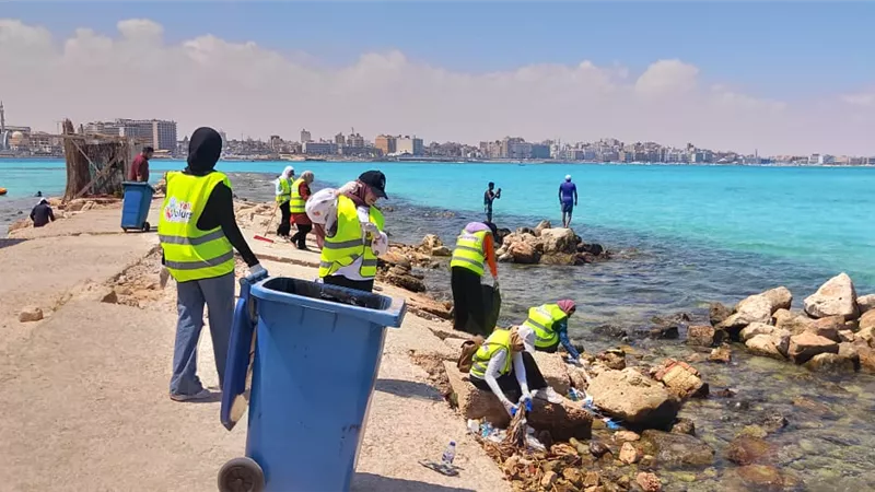 حملة نظافة بشاطئ روميل فى مرسى مطروح بأيدى متطوعى Yalla volunteer