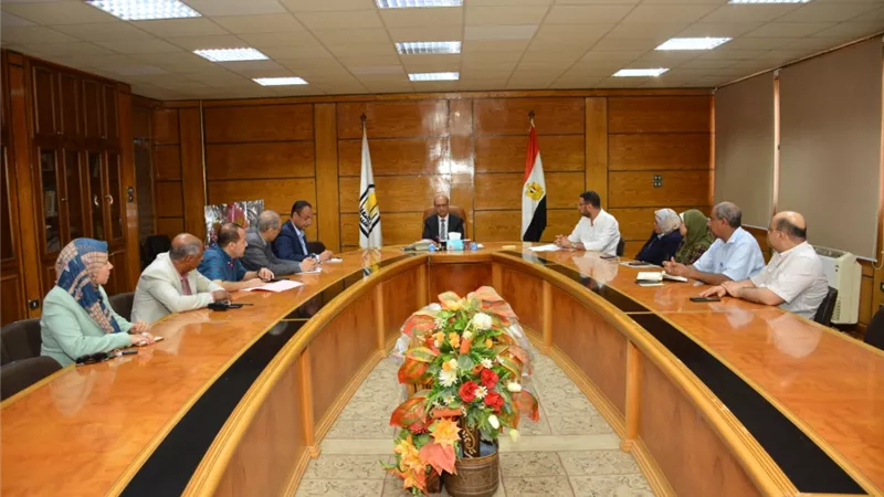 رئيس جامعة أسيوط يترأس اجتماعاً موسعاً لتكثيف الإجراءات الهادفة إلى ترشيد استهلاك الكهرباء