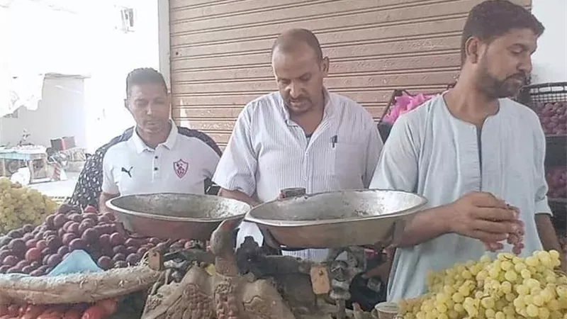 استمرار الحملات التفتيشية على سوق الخضار بالقصير