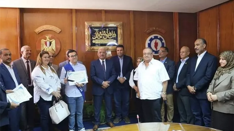 محافظ السويس يكرم أوائل الثانوية العامة والفائزين في مسابقة الروبوت الدولية