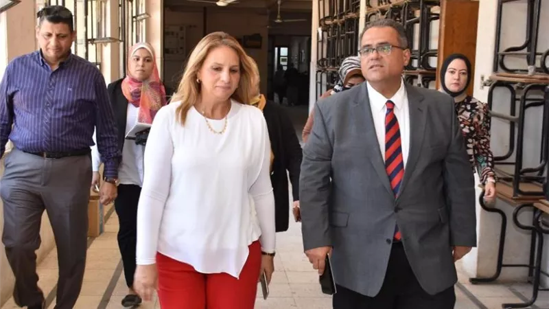 نائب رئيس جامعة عين شمس يتفقد معامل التنسيق بكلية الآداب