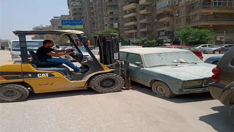 متروكة ومتهالكة.. الداخلية: رفع 54 سيارة من الشوارع