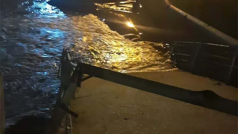 مصرع رضيعة ونجاة امها .. فى انهيار كوبرى مشاة بقرية بالشرقية