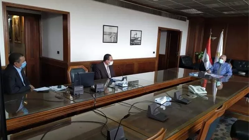وزير الرى يستعرض الموقف التنفيذى لمشروع قناطر ديروط الجديدة