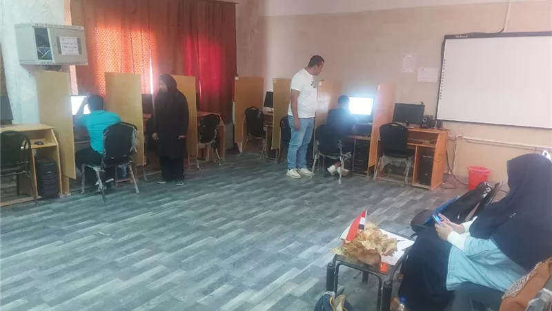 وكيل تعليم مطروح يتابع الامتحان الإلكتروني للطلاب المتقدمين لمدرسة المتفوقين