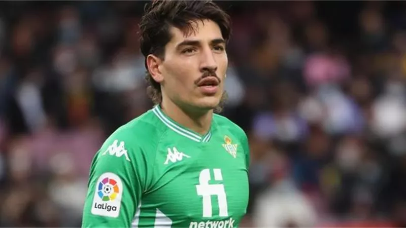 ظهير ايمن الارسنال على رادار برشلونة الاسبانى
