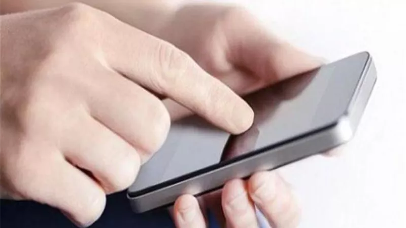 التحدث بالهاتف أثناء قضاء الحاجة..هل يجوز؟