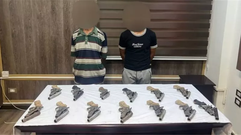 ضبط شخصان بحوزتهما 13 سلاحا ناريا ببني سويف