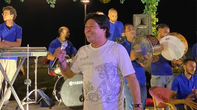 نجوم التسعينات حمدى بتشان وحسام حسنى يجتمعان بحفل غنائى فى العلمين.. صور