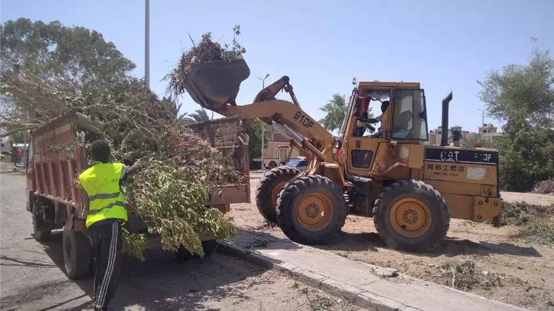 تكثيف اعمال النظافة اليومية ورفع المخلفات وتفريغ الحاويات برأس غارب