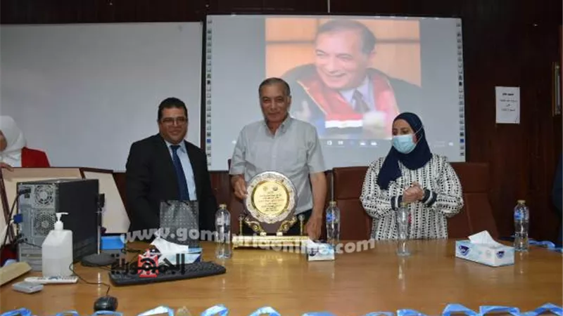 تكريم عميد صيدلة السادات لبلوغه السن القانونية للمعاش