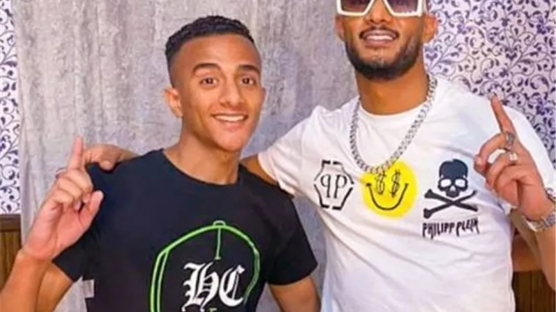 شبية محمد رمضان يشاركه فى حفله الاخير على .. صور