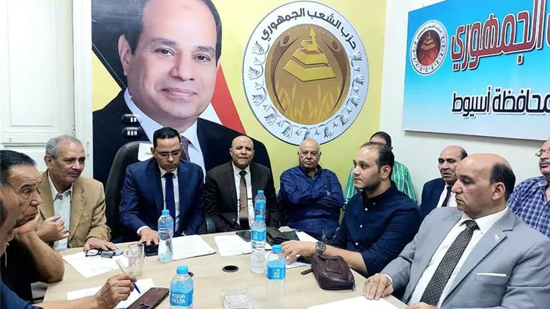 الشعب الجمهورى بأسيوط يناقش خطة الحزب مع أمناء المراكز