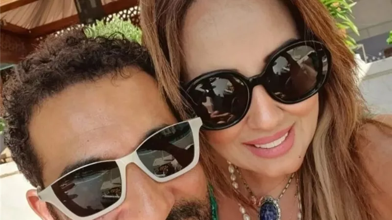 عمرو سعد مع زوجته في المصيف يخطفان الأنظار بأحدث ظهور