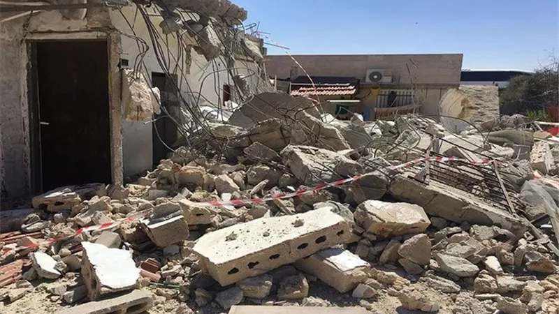 الاحتلال الإسرائيلي يجبر مقدسيا على هدم منزله بالبلدة القديمة ويخطر آخرين بوقف البناء في رام الله