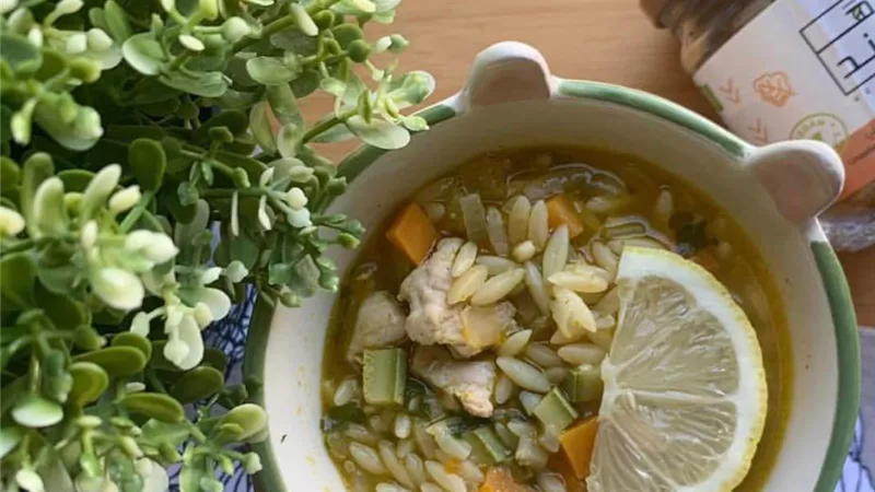 طريقة عمل شوربة لسان العصفور بالدجاج