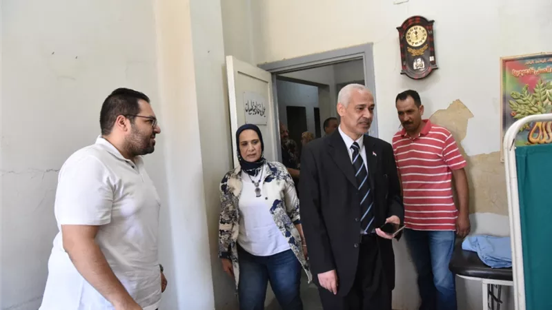 نائب رئيس جامعة أسيوط يقوم بجولة تفقدية لبعض القطاعات بالجامعة