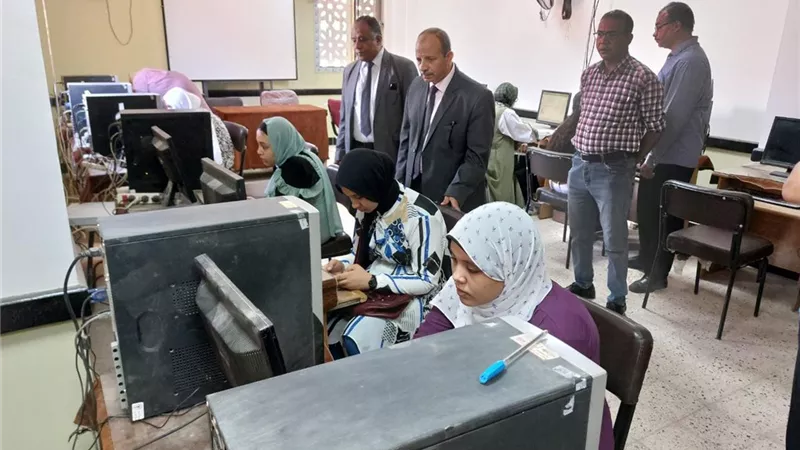وكيل وزارة التعليم بقنا يتابع اختبارات مدارس المتفوقين