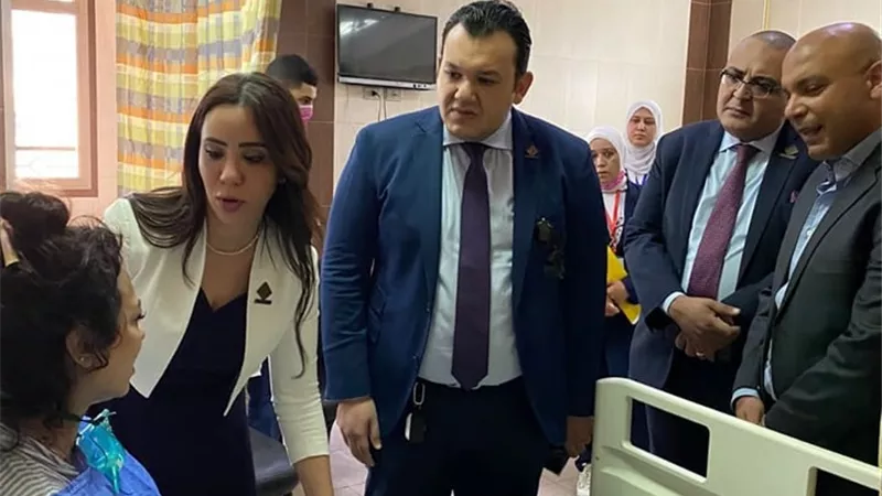 وفد تنسيقية شباب الأحزاب يزور مصابي حادث كنيسة أبو سيفين.. صور