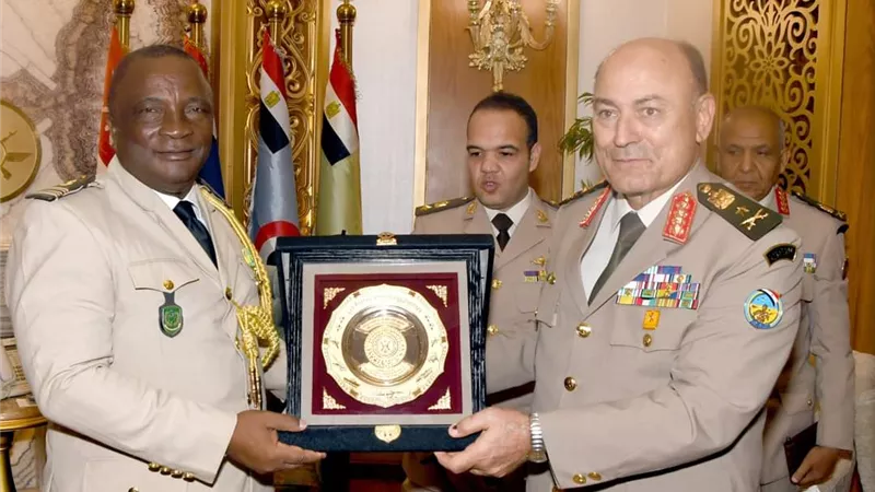 الفريق أسامة عسكر رئيس الأركان يلتقى رئيس هيئة الأركان العامة للجيش الوطنى للتنمية لجمهورية القُمر المتحدة