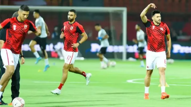 لاعبو الأهلى يجرون عمليات الاحماء استعدادا لمواجهة المقاصة بكأس مصر.. شاهد