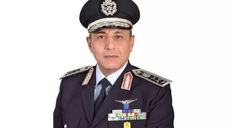 الفريق محمد عباس يبدأ مهام عمله بإجتماع مع قيادات الطيران