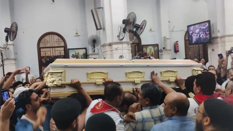 وسط صراخ ودموع الأهالي.. بدء صلاة الجنازة على ضحايا حريق كنيسة أبو سيفين