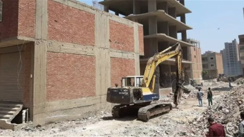 رئيس مدينة الزقازيق يزيل سقف دور سادس علوى لعقار مخالف بالغشام