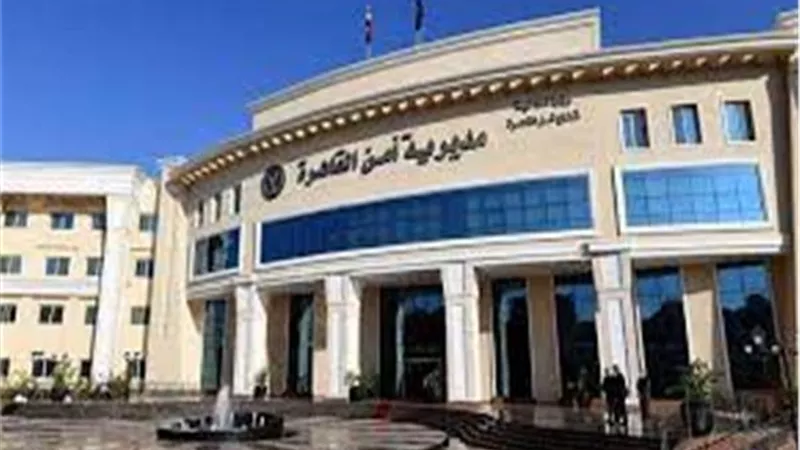 أمن القاهرة يعيد طفل ضل الطريق إلى أهليته