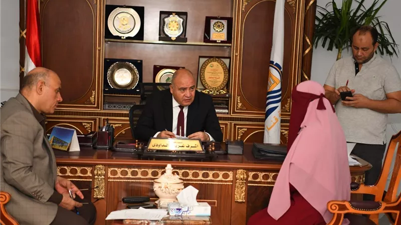 محافظ قنا والسكرتير العام يستقبلان 75 مواطنا لبحث شكواهم