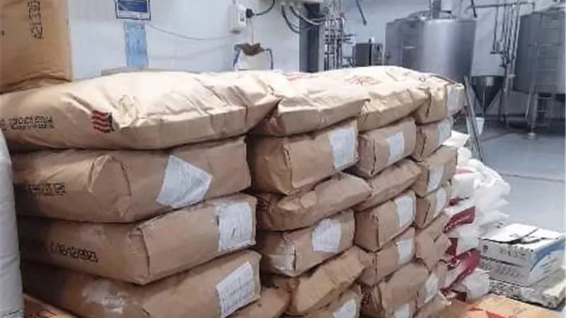 ضبط طن لبن بودره مجهول المصدر خلال حملات تفتيشية لضبط الأسواق بمدينة العاشر