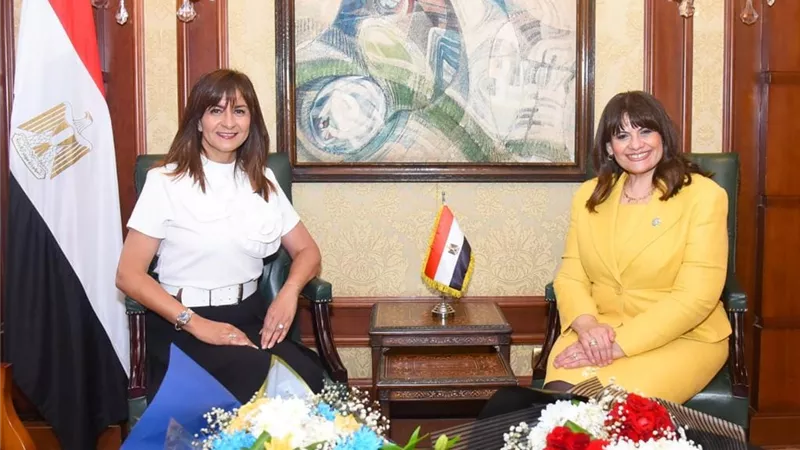 في أول أيام عملها بوزارة الهجرة.. السفيرة سها جندي تلتقي السفيرة نبيلة مكرم