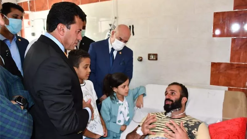 وزير الشباب فى زيارة لمصابي حريق كنيسة الشهيد أبو سيفين