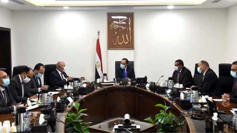 رئيس الوزراء يتابع الإجراءات التنفيذية للقضاء على المواقف العشوائية الواقعة على الطريق الدائري
