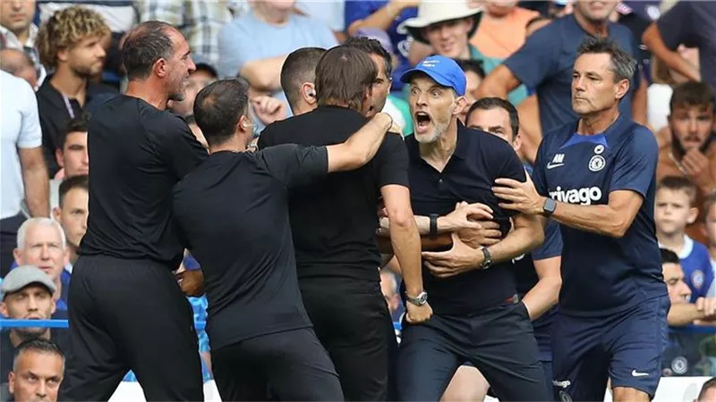 بعد مشادتهما في مباراة تشيلسي وتوتنهام .. الاتحاد الإنجليزي يدين توخيل وكونتى