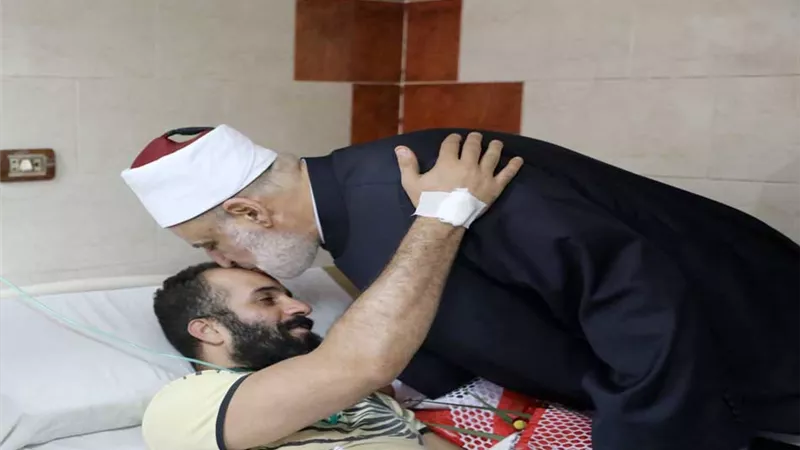 «وكيل الأزهر» يزور «منقذ الأطفال» في حريق كنيسة «أبو سيفين»