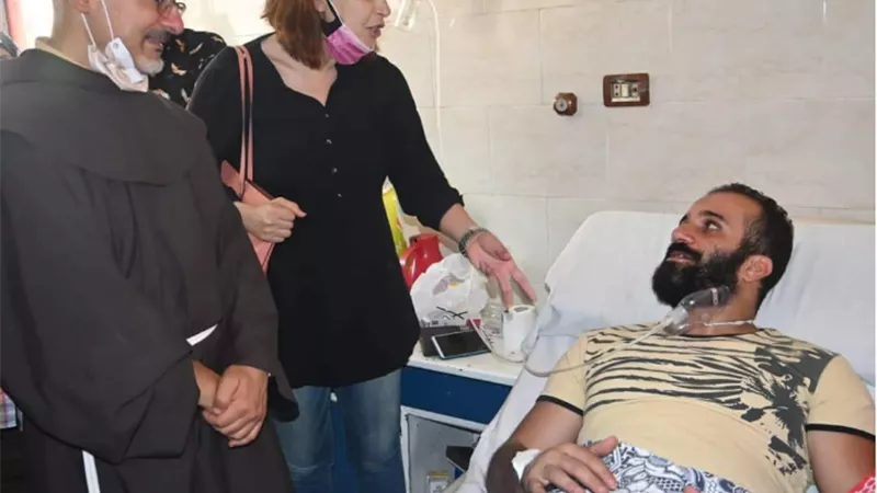 برفقة منال سلامة.. الأب بطرس دانيال يزور البطل محمد ومصابي حادث كنيسة أبو سيفين