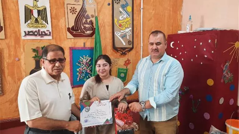 مدير ابوصوير التعليمية يكرم الثامنة على الإسماعيلية في الثانوية العامة..صور
