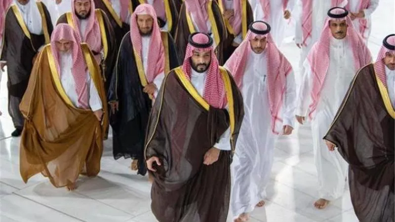 ولي العهد السعودي يشارك بغسل الكعبة المشرفة نيابة عن خادم الحرمين