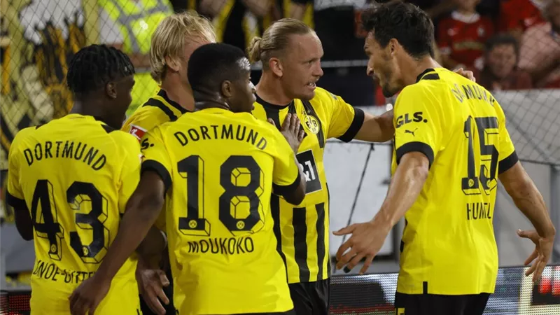دورتموند يعلن تمديد عقد مهاجم الفريق الشاب