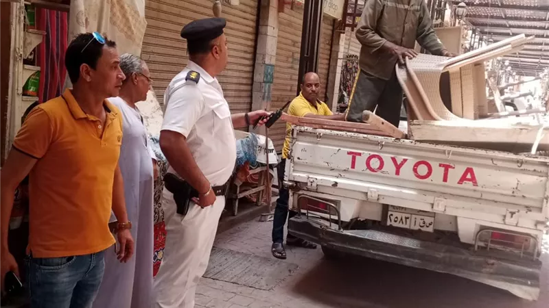 تحرير ٥٧ محضر وتنفيذ ٥٣ إزالة إدارية فى حملة للمرافق بسوق الثلاثاء بالاقصر