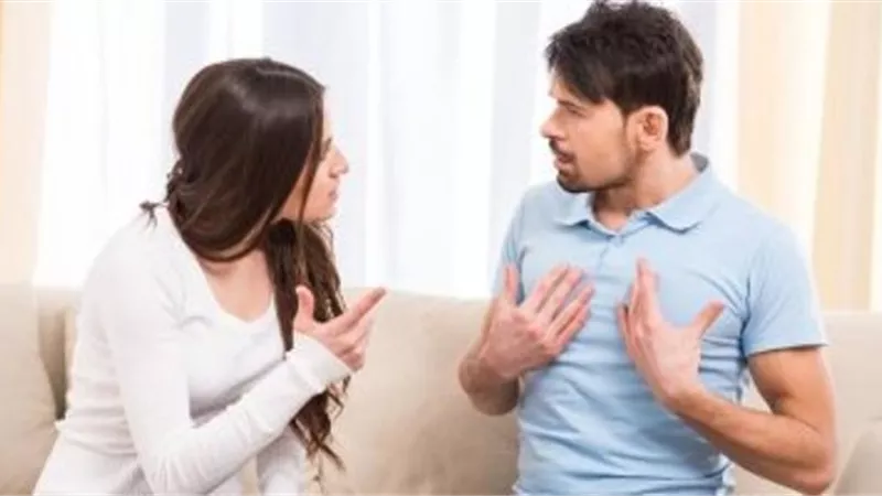 زوج فاهم غلط .. يطالب زوجته بنصف نفقات المنزل