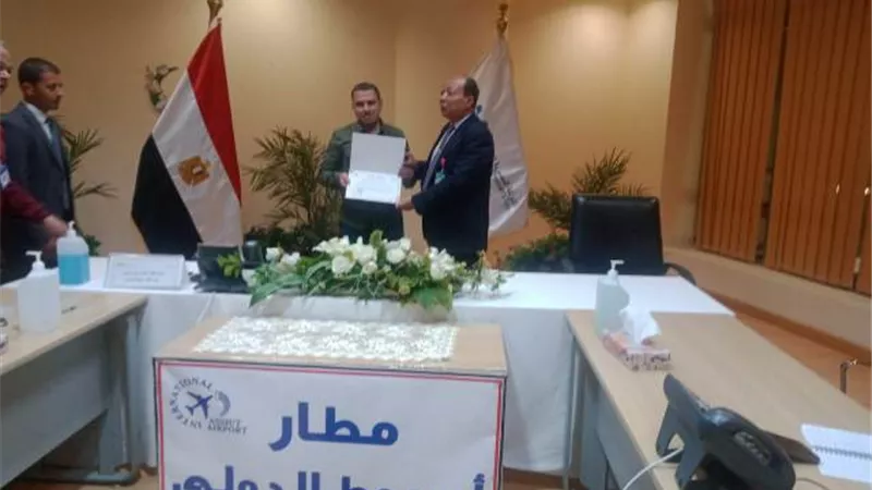 مدير مطار أسيوط الدولى يكرم 