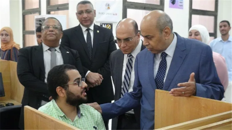 رئيس جامعة المنيا يتفقد الاختبارات الإلكترونية لطلاب الطب