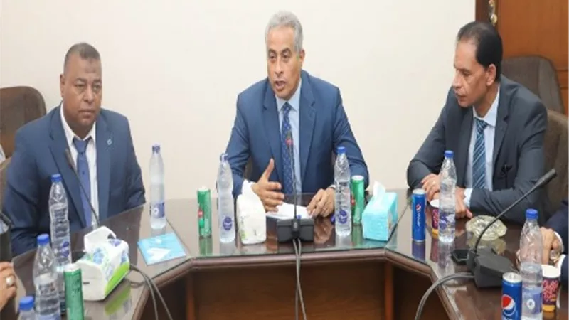 وزير القوى العاملة يشدد على استكمال مسيرة العطاء والعمل بروح الفريق الواحد