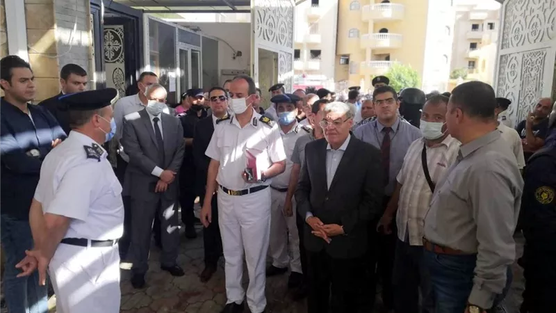 محافظ المنيا يتفقد كنيسة الانبا بيشوى بعد السيطرة على الحريق