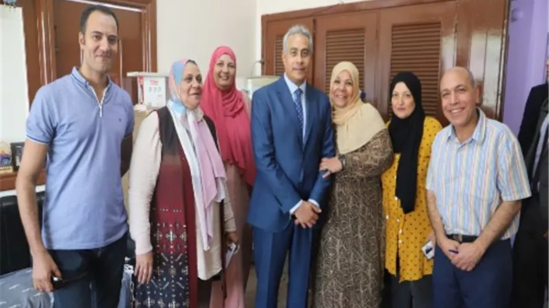 وزير القوى العاملة يكرم سائق بالنقل البري أعاد 200 ألف ريال إلي صاحبها