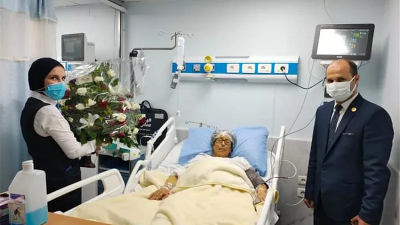 باقات ورود من الفريق محمد عباس حلمى للمرضى بمستشفي مصر للطيران