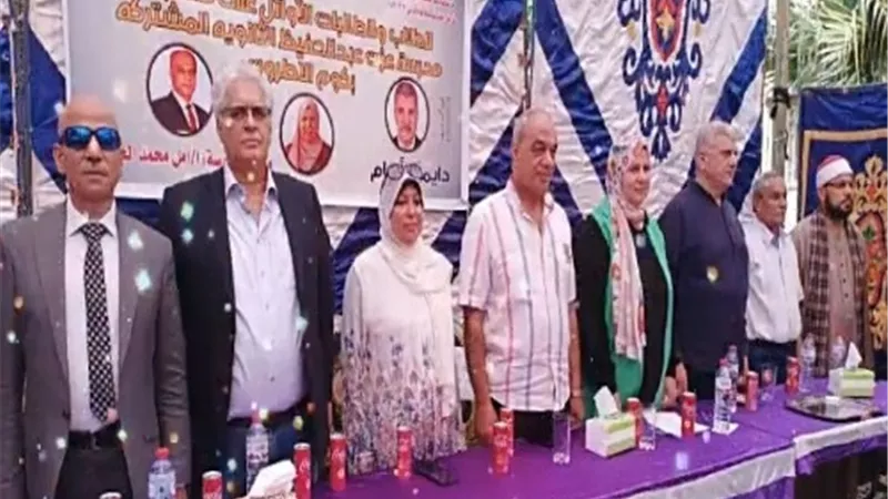 مدير ووكيلة تعليم طوخ يهنئان أوائل الثانوية العامة.. صور