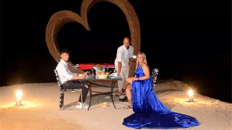عشاء رومانسي وجلسات تصوير للسائحين لتنشيط السياحة على شواطئ مرسى علم